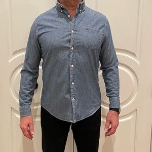 Tommy Hilfiger men’s lightweight denim button up Indigo Yarns shirt